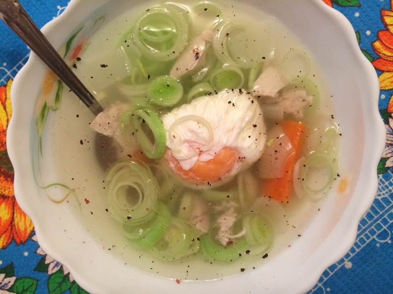 Куриный суп с яйцом пашол и зеленым луком